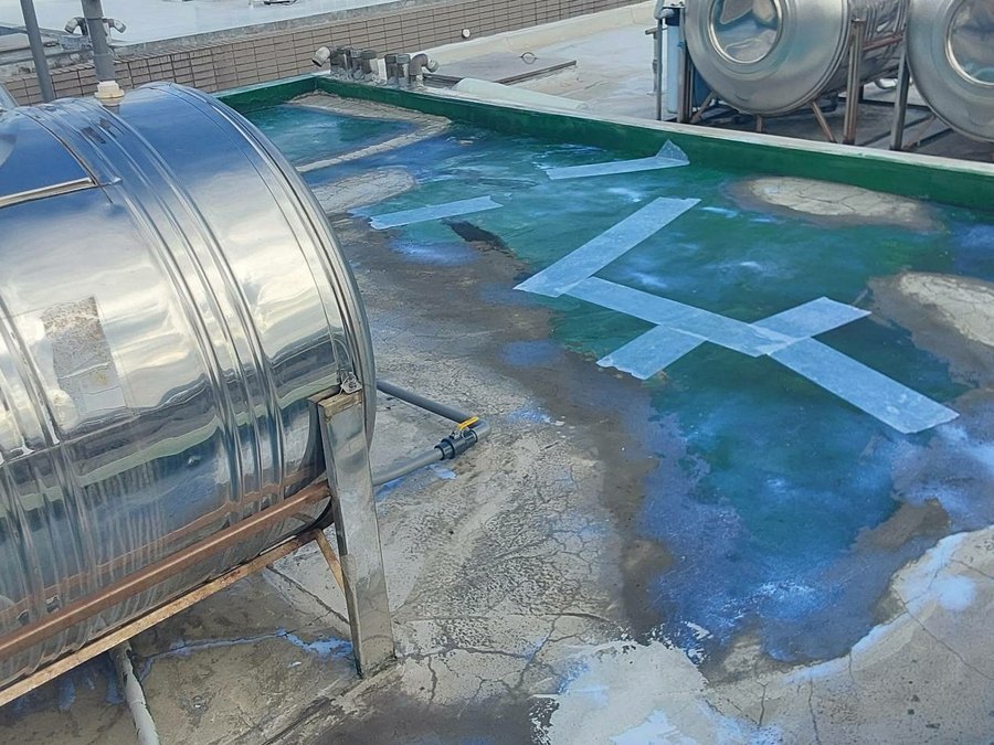 施工前：頂樓舊防水層剝落、積水
